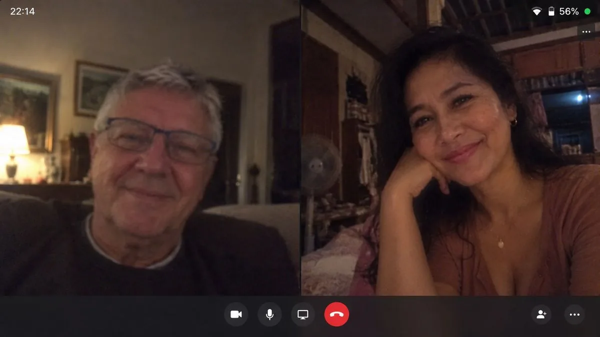 Appel vidéo entre Jean, 67 ans, en France et sa compagne thaïlandaise