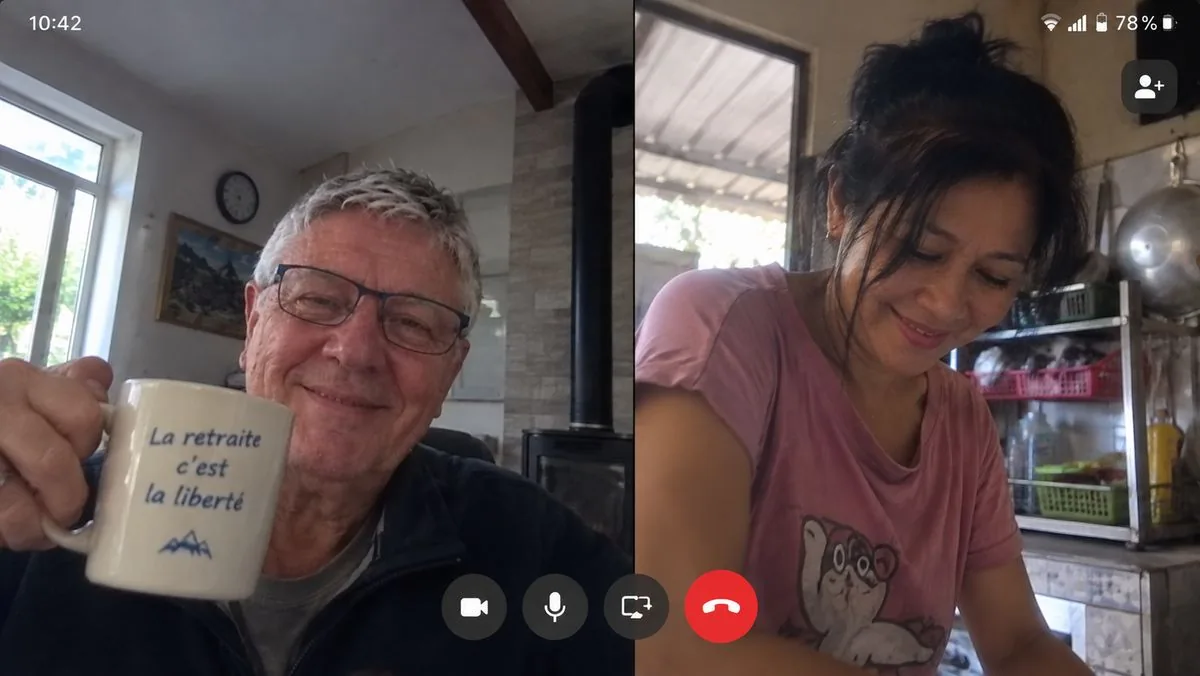 Premier appel vidéo entre Jean, en France, et Ploy, en Thaïlande